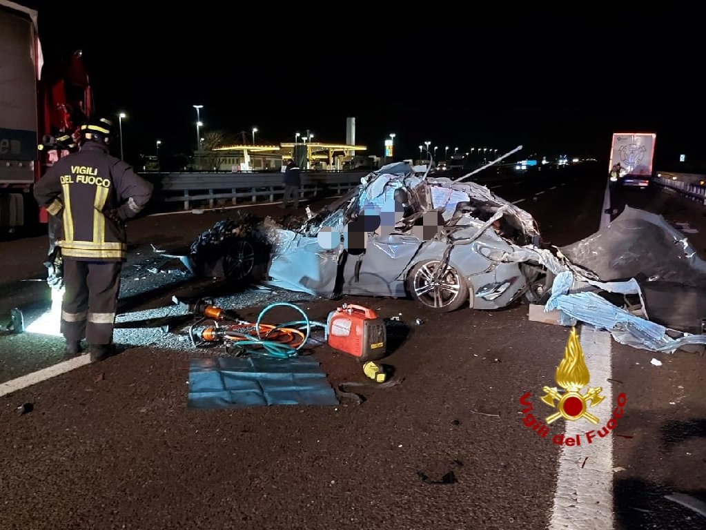 incidente a4 scontro auto tir