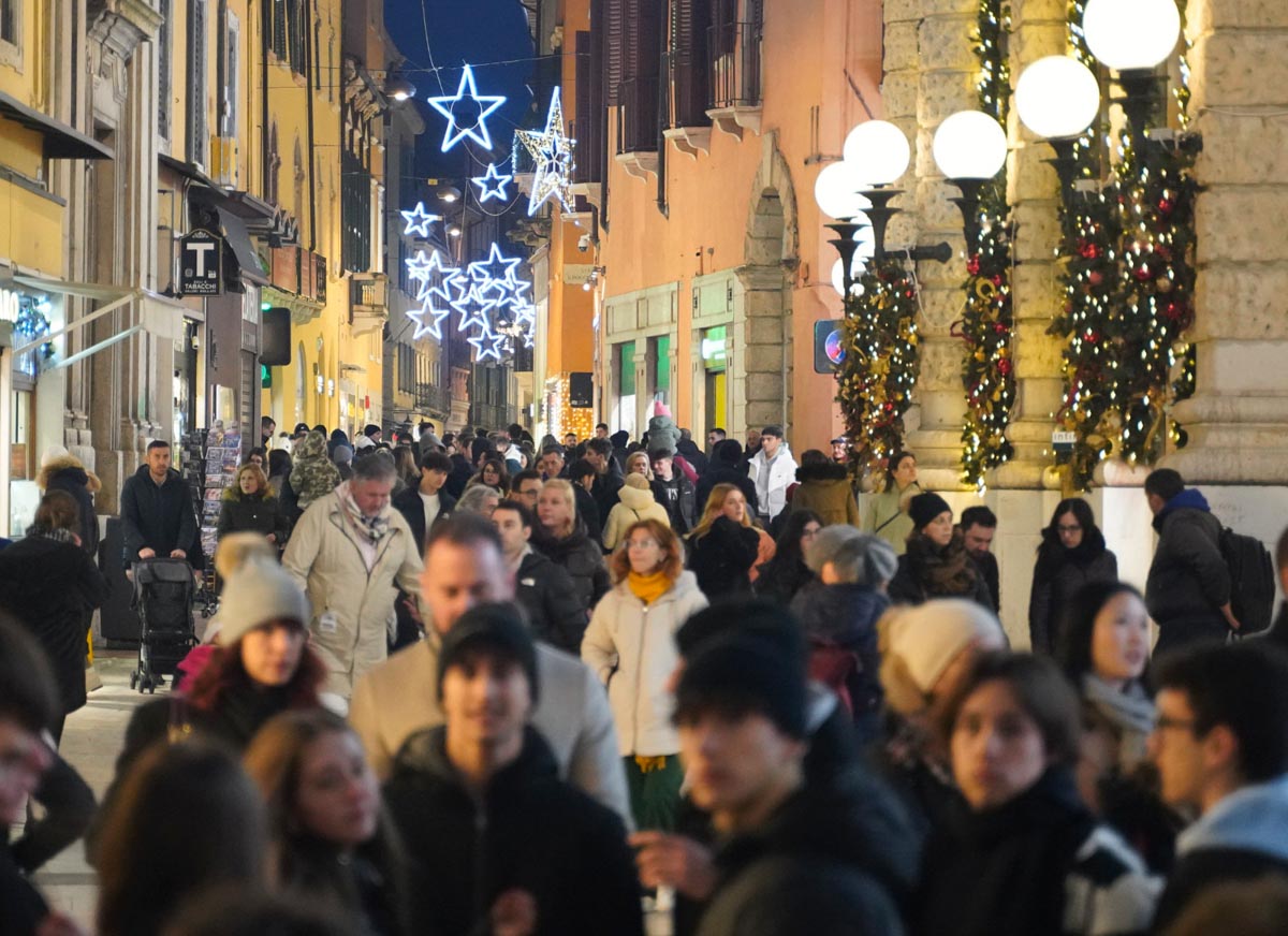 Verona festa Natale folla affollamento - piazza Erbe