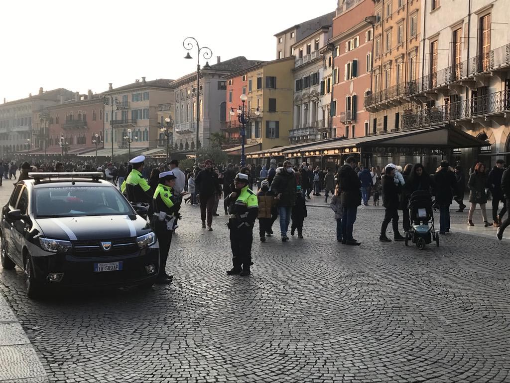 Verona - piazza Bra - Polizia Locale - inverno