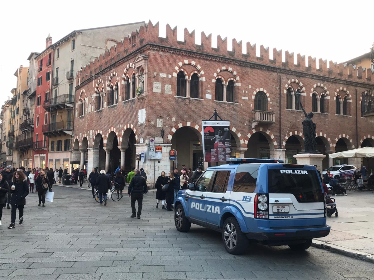 Verona piazza Erbe - Polizia - Domus Mercatorum - inverno