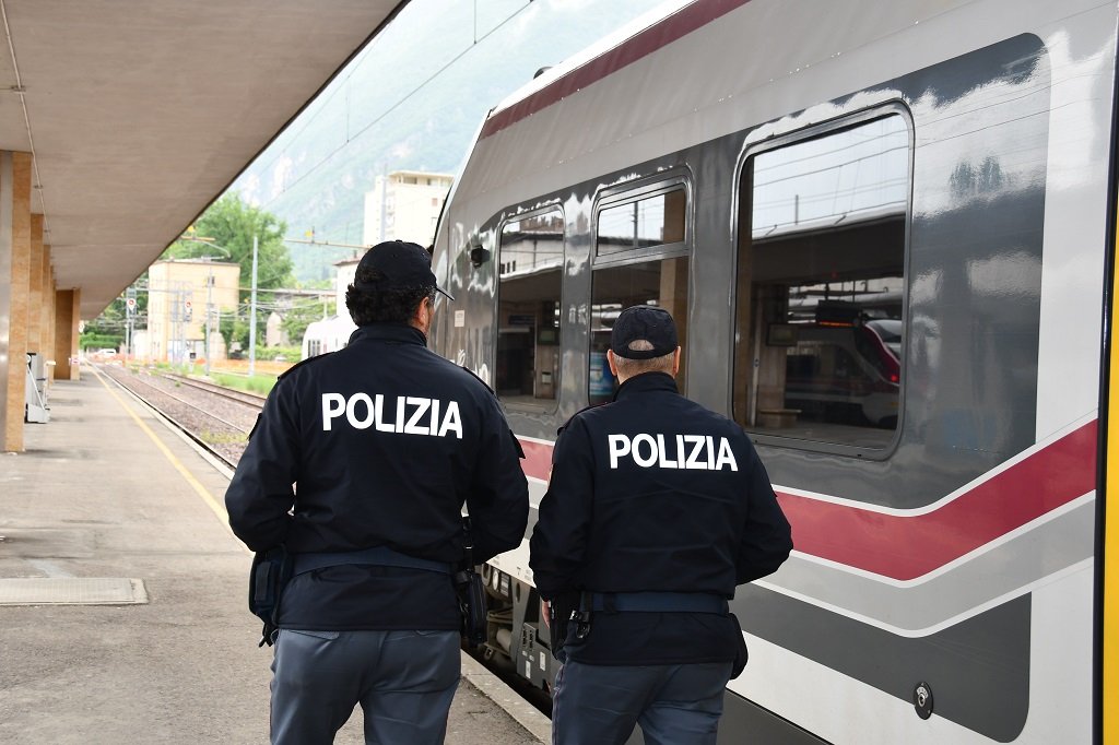 Agenti Polfer in stazione a Porta Nuova.