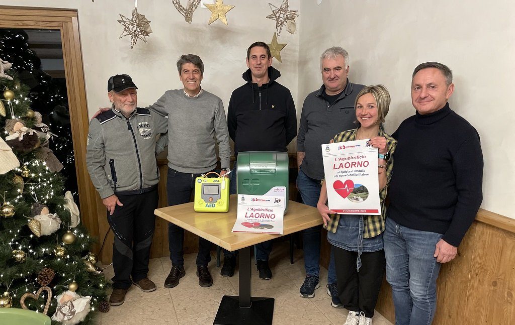 La consegna del DAE all'Agribirrificio Laorno.