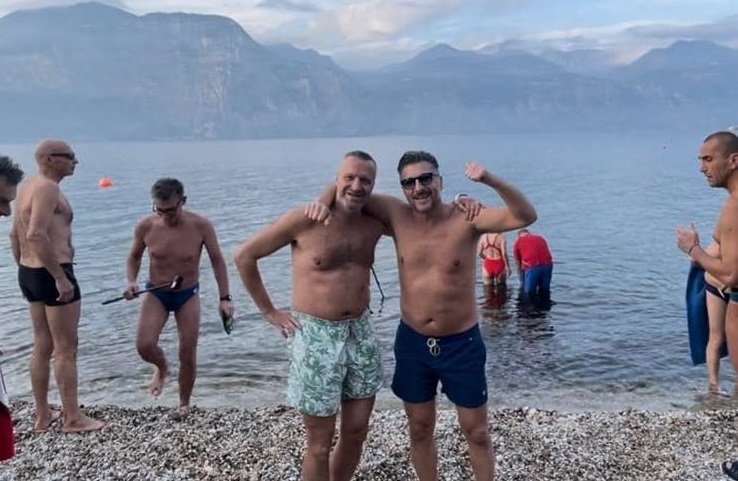 Flavio Tosi sulle sponde del Garda per il tuffo di Capodanno 2023.