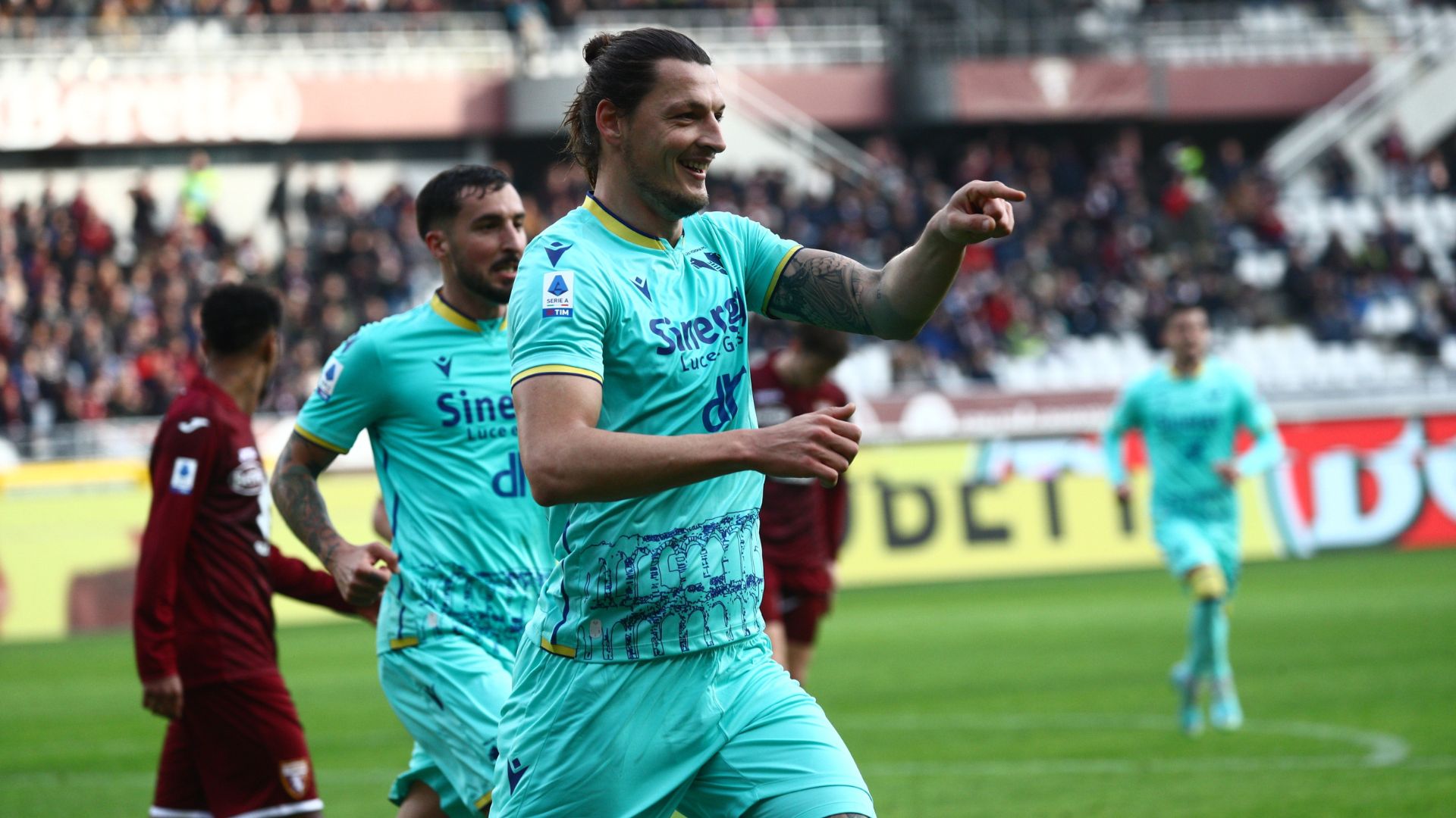 Djuric festeggia il momentaneo vantaggio (foto da Hellasverona.it)