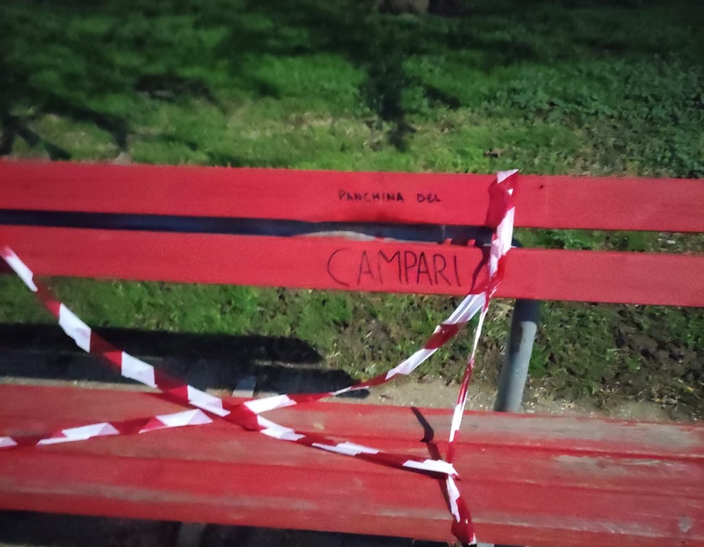 Panchina rossa vandalizzata - Campari - Borgo Santa Croce
