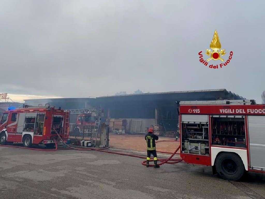 Mobilificio Villa Bartolomea incendio