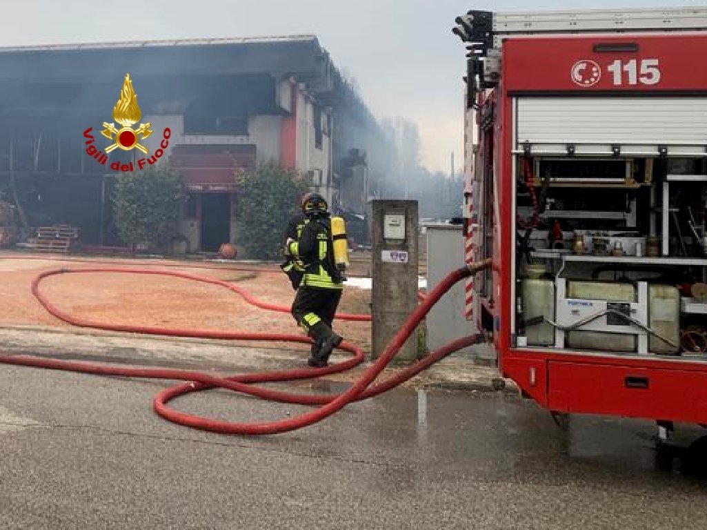 Mobilificio Villa Bartolomea incendio