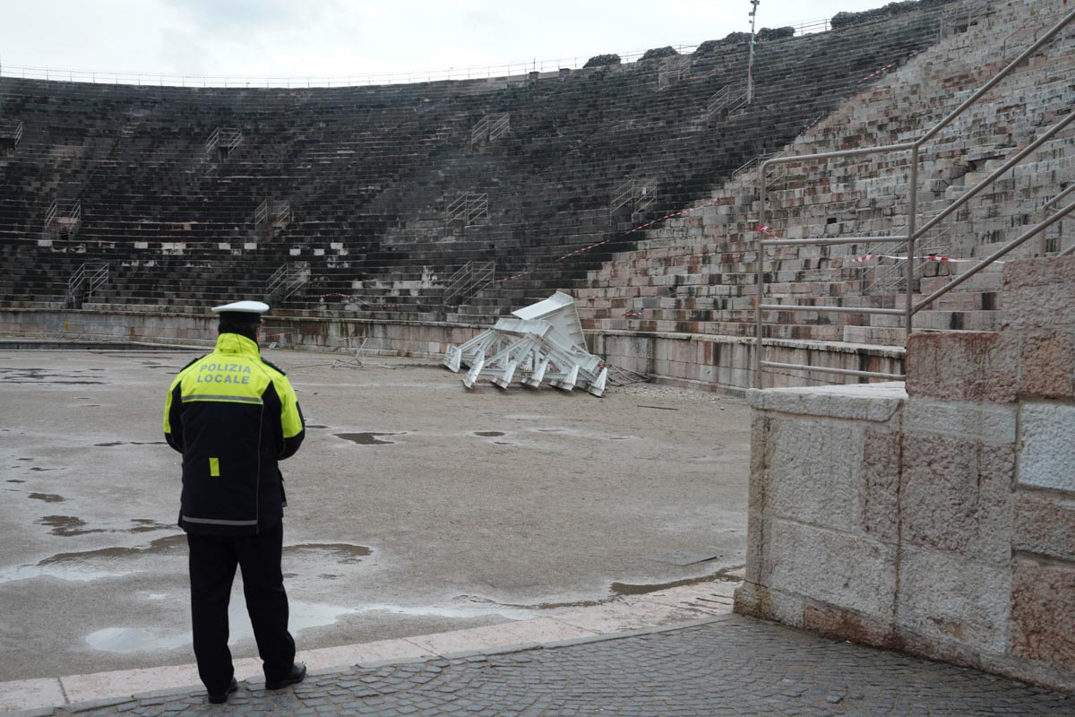 Il pezzo della stella dell'Arena caduto sui gradoni