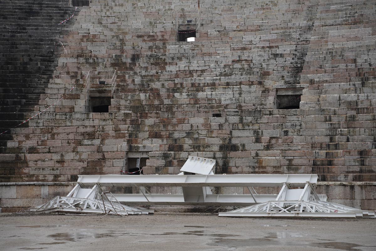 Il pezzo della stella dell'Arena caduto sui gradoni