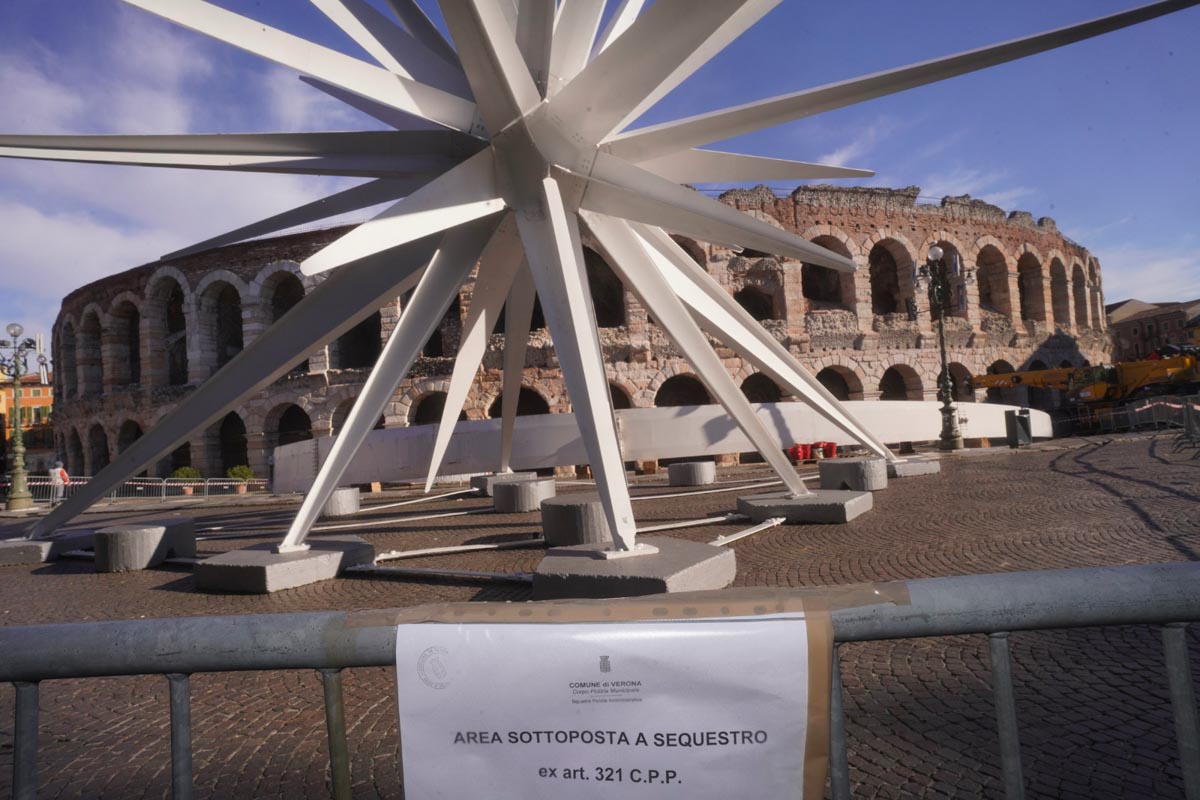L'area di piazza Bra con la stella dell'Arena sotto sequestro