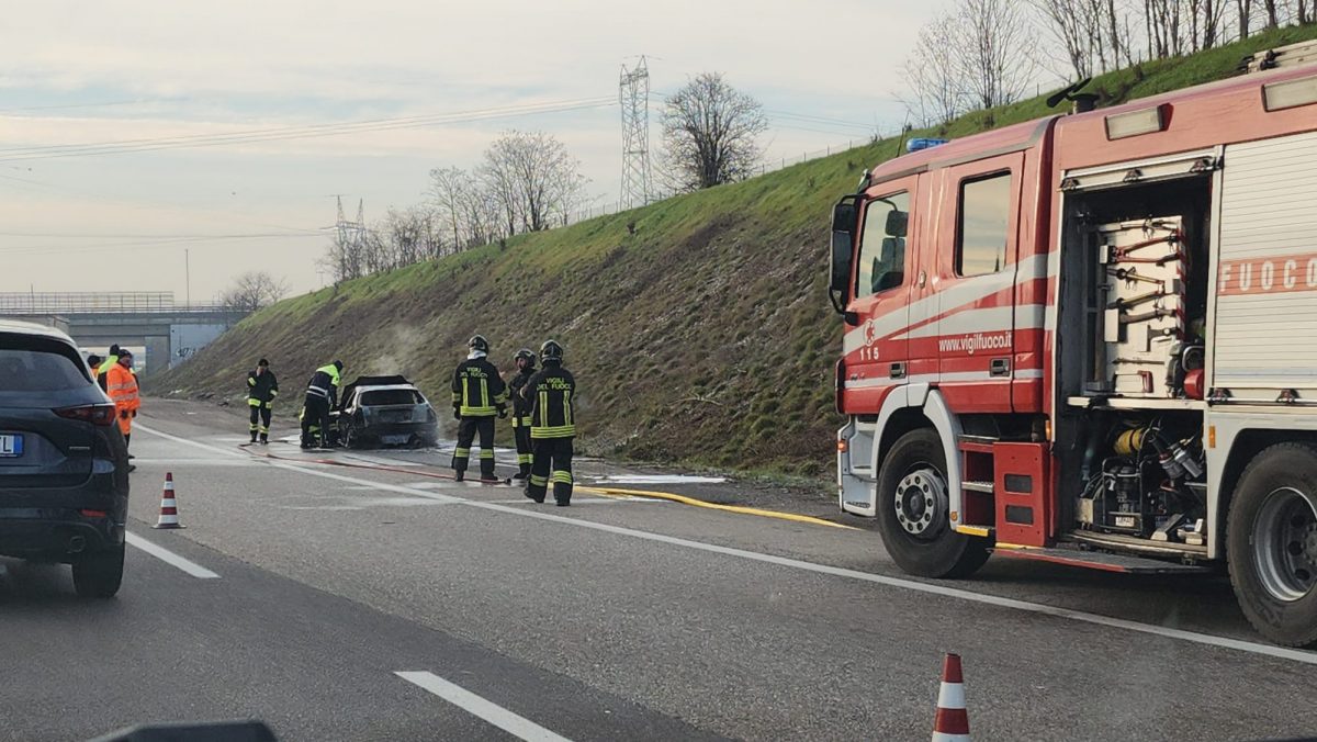 auto a fuoco incendio tangenziale