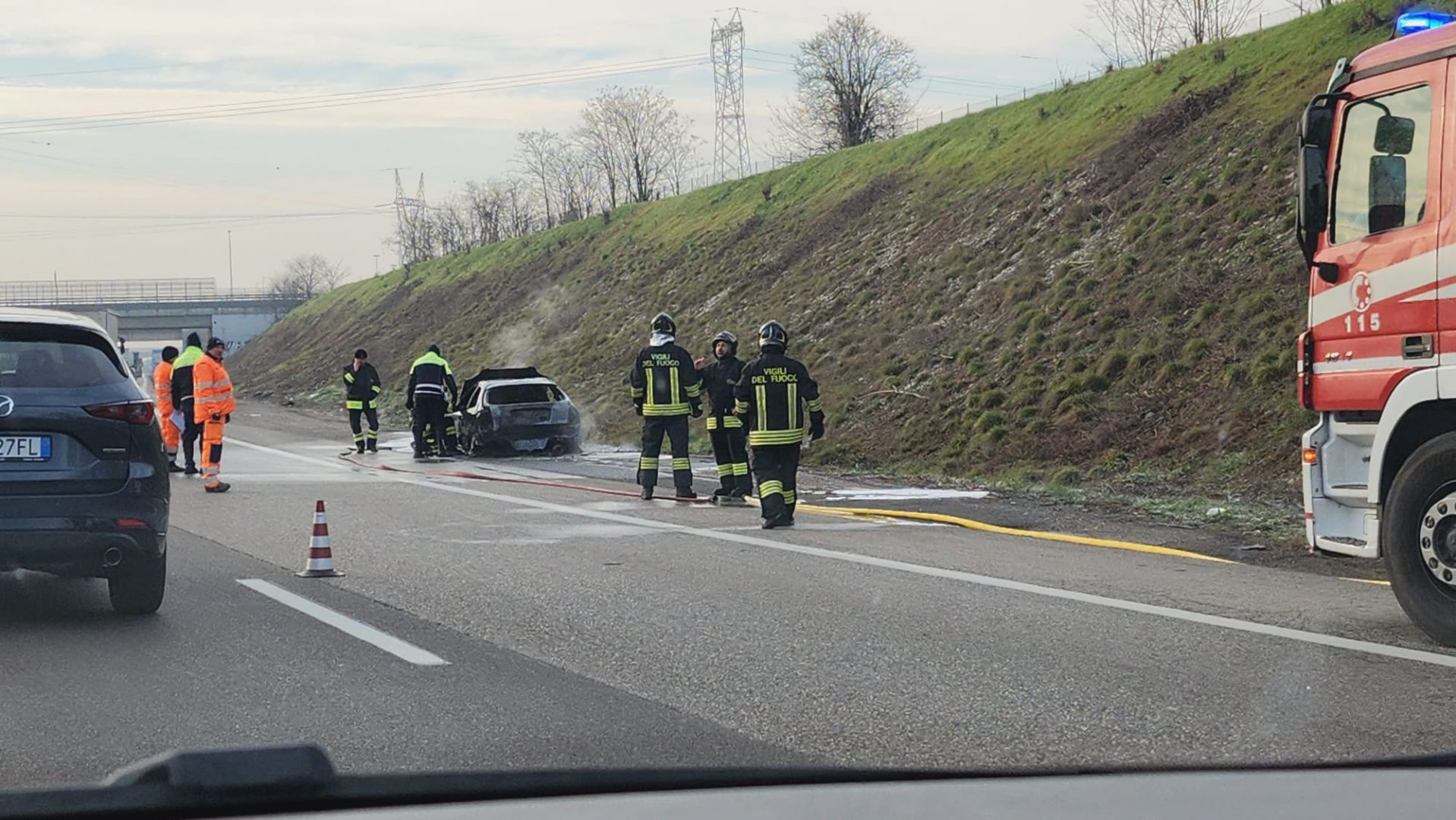 auto a fuoco incendio tangenziale