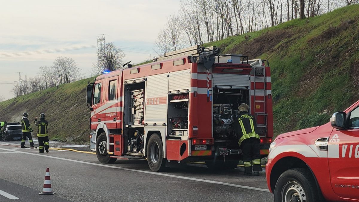 auto a fuoco incendio tangenziale