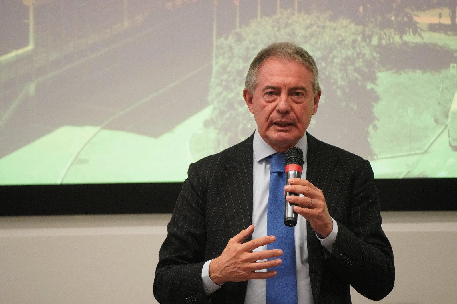 Il ministro Urso durante un incontro al Quadrante Europa di Verona a gennaio 2023