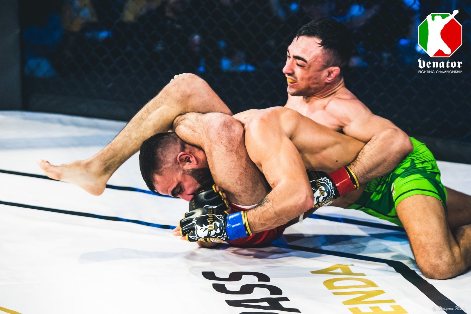 De Luca in presa su un avversario durante un recente combattimento.