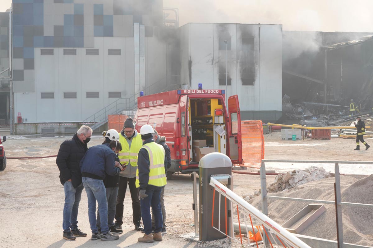 Incendio stabilimento Coati di Arbizzano. Pompieri al lavoro anche venerdì
