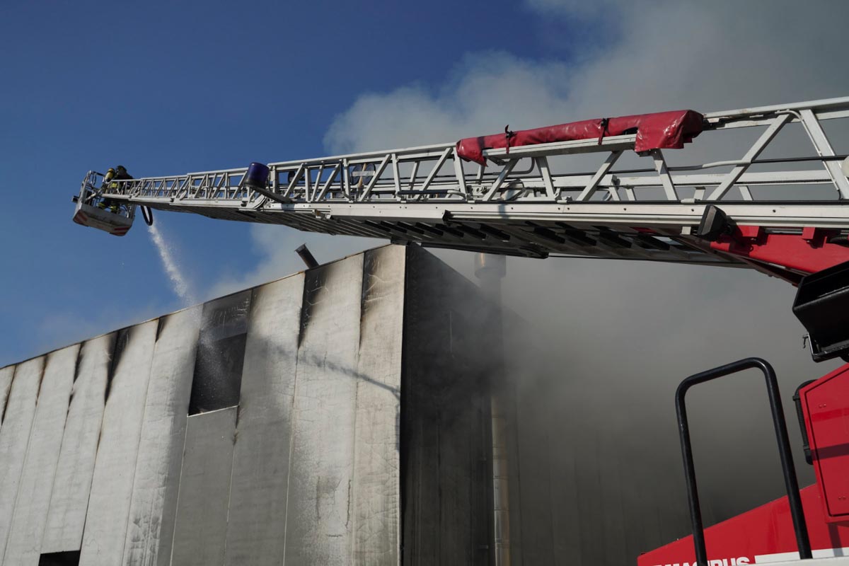 Incendio stabilimento Coati di Arbizzano. Pompieri al lavoro anche venerdì