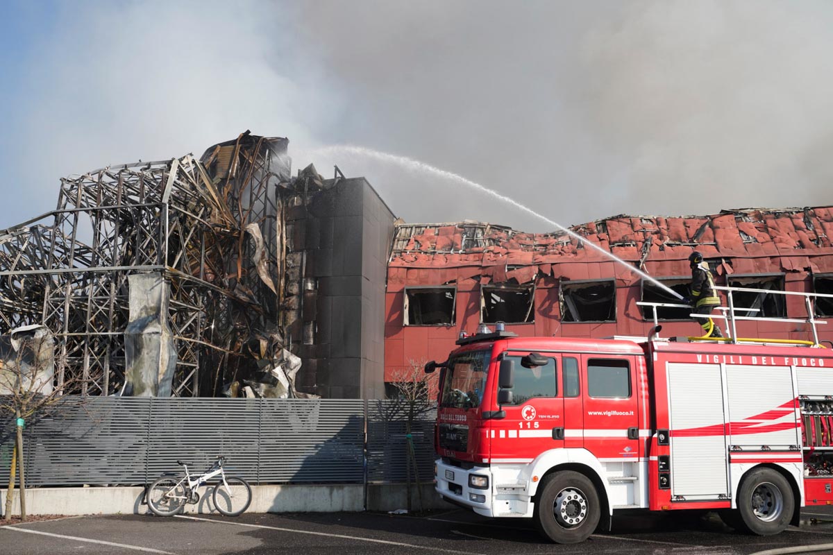 Incendio stabilimento Coati di Arbizzano. Pompieri al lavoro anche venerdì