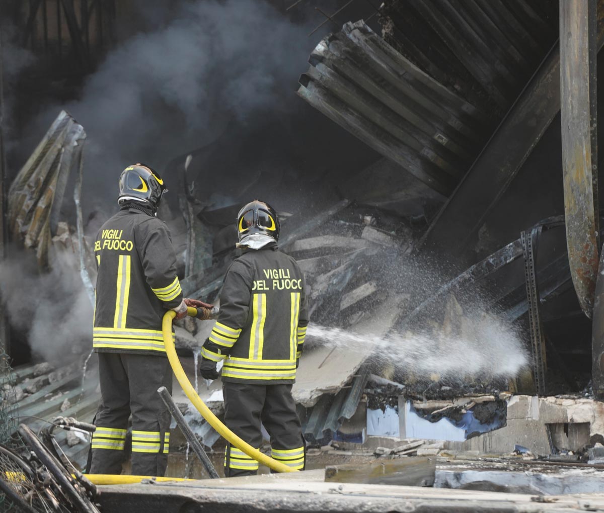 Incendio stabilimento Coati di Arbizzano. Pompieri al lavoro anche venerdì