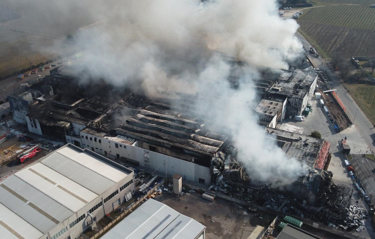 Incendio stabilimento Coati di Arbizzano. Pompieri al lavoro anche venerdì
