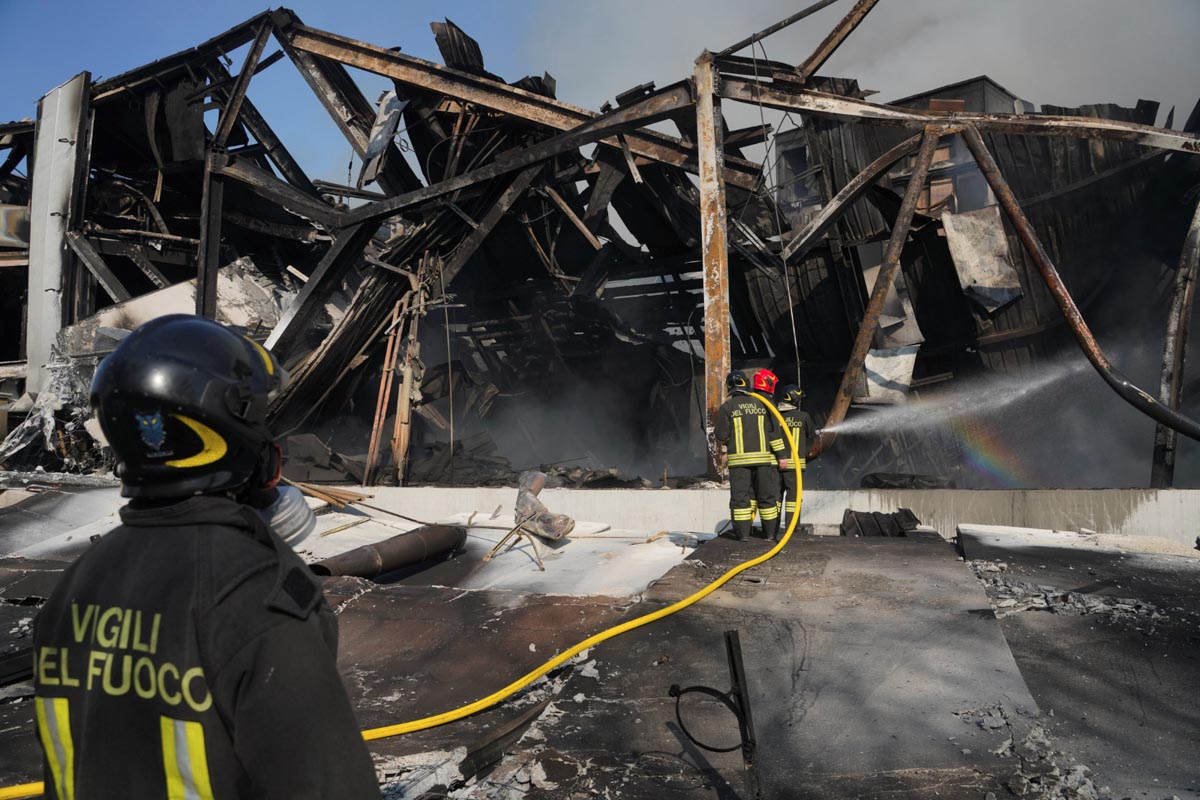 Incendio stabilimento Coati di Arbizzano. Pompieri al lavoro anche venerdì