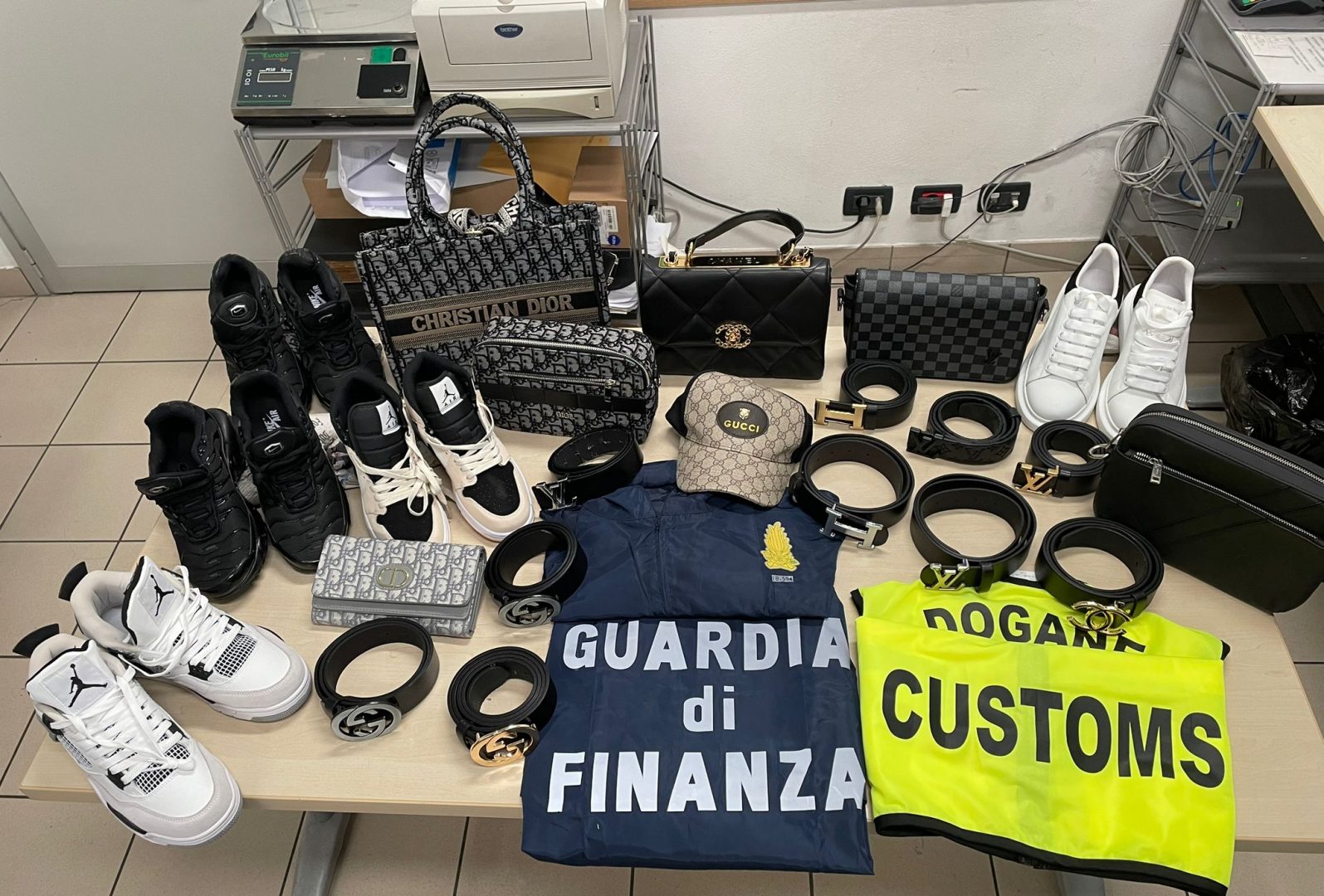 Merce sequestrata all'aeroporto Catullo.