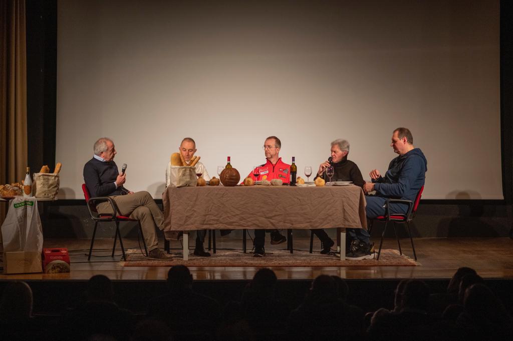 Gli ospiti della serata a Mozzecane (Foto Elvis Venturelli)