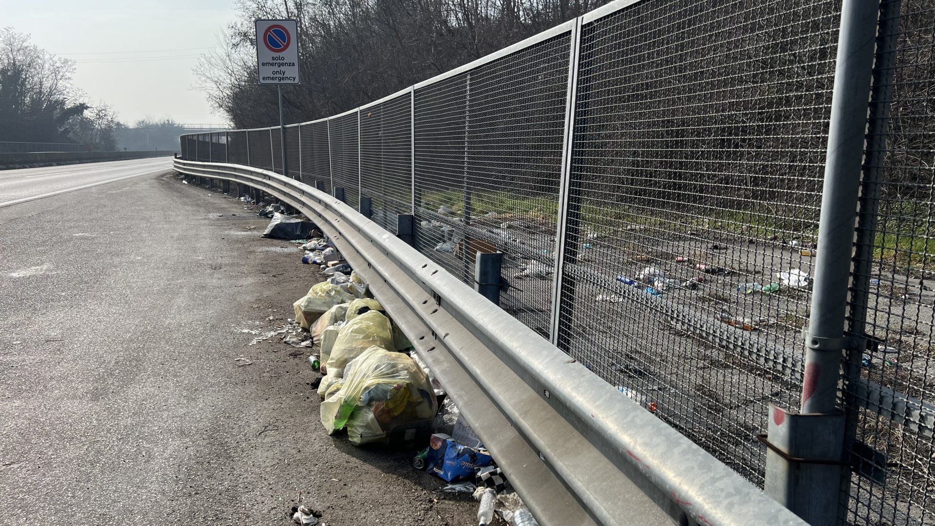 Rifiuti lungo la Sr 450