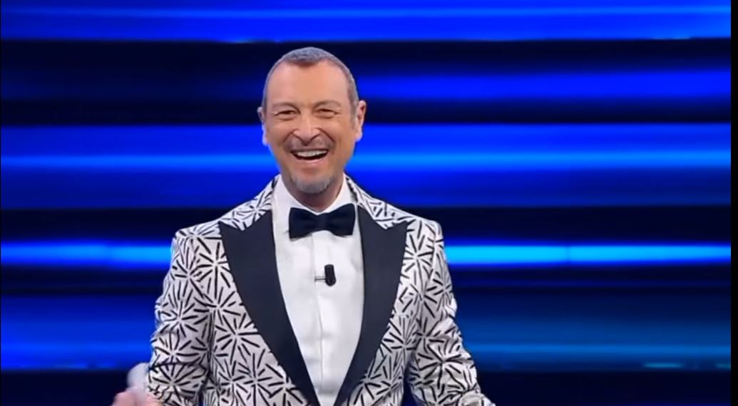 Amadeus durante la prima puntata del Festival di Sanremo 2023