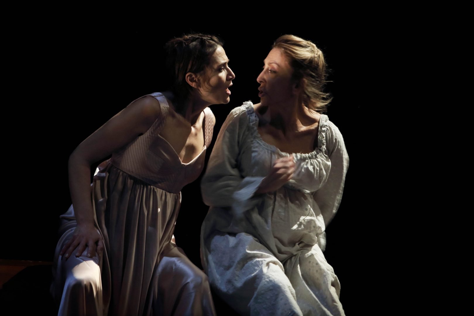 Anna Foglietta e Paola Minaccioni in una scena di "L'Attesa" Teatro Nuovo