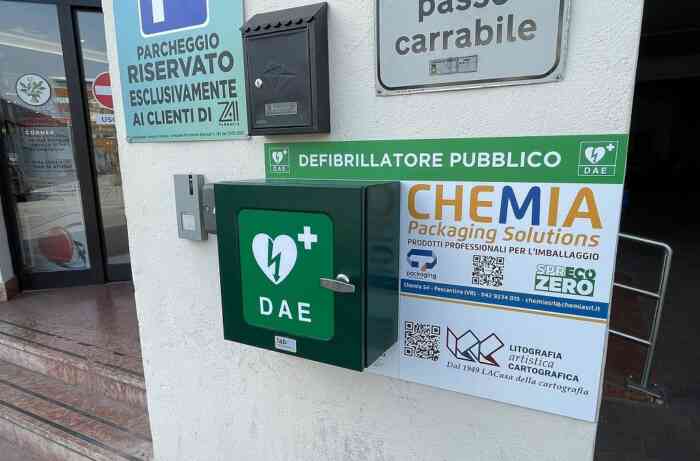 Il defibrillatore installato in via Francia 1 a Verona.
