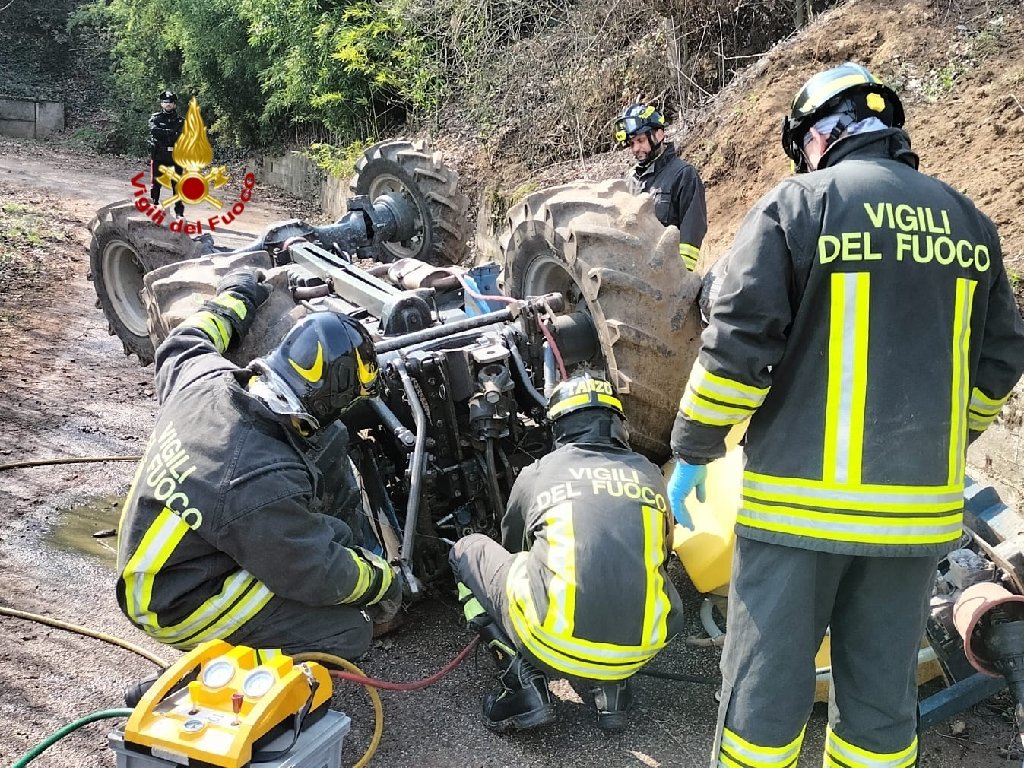 Soave trattore agricoltore