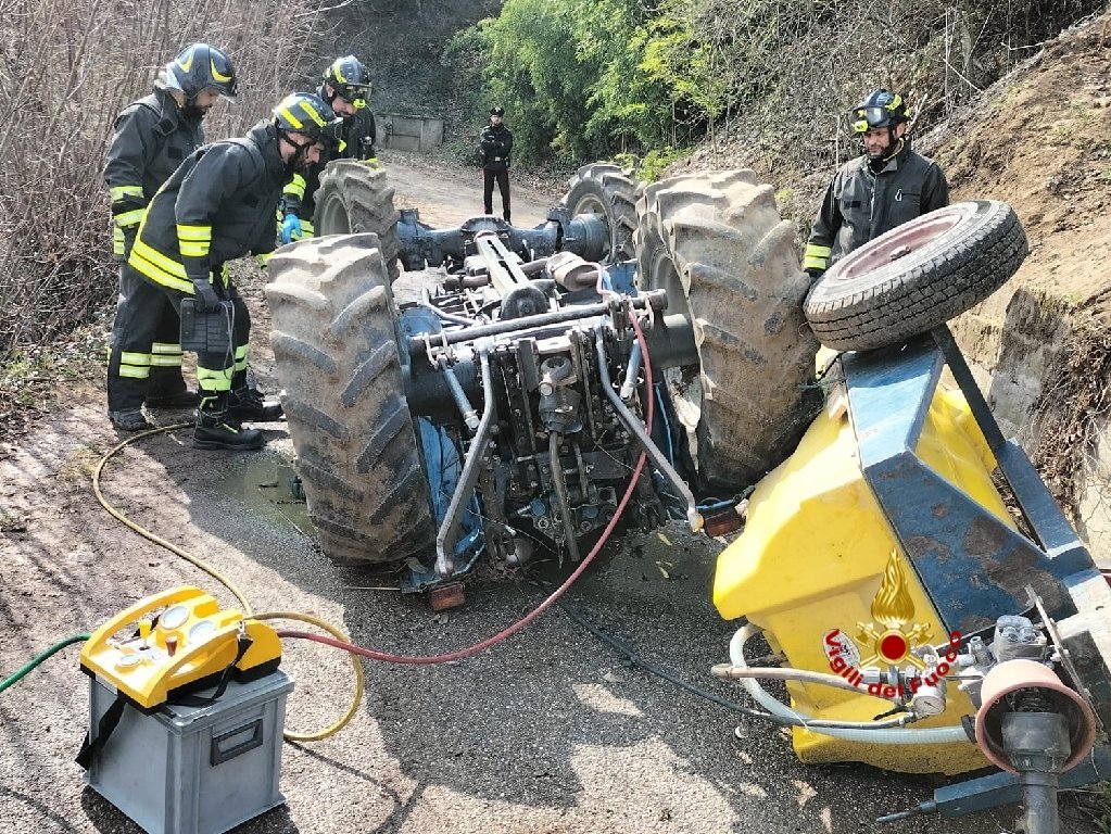 Soave trattore agricoltore