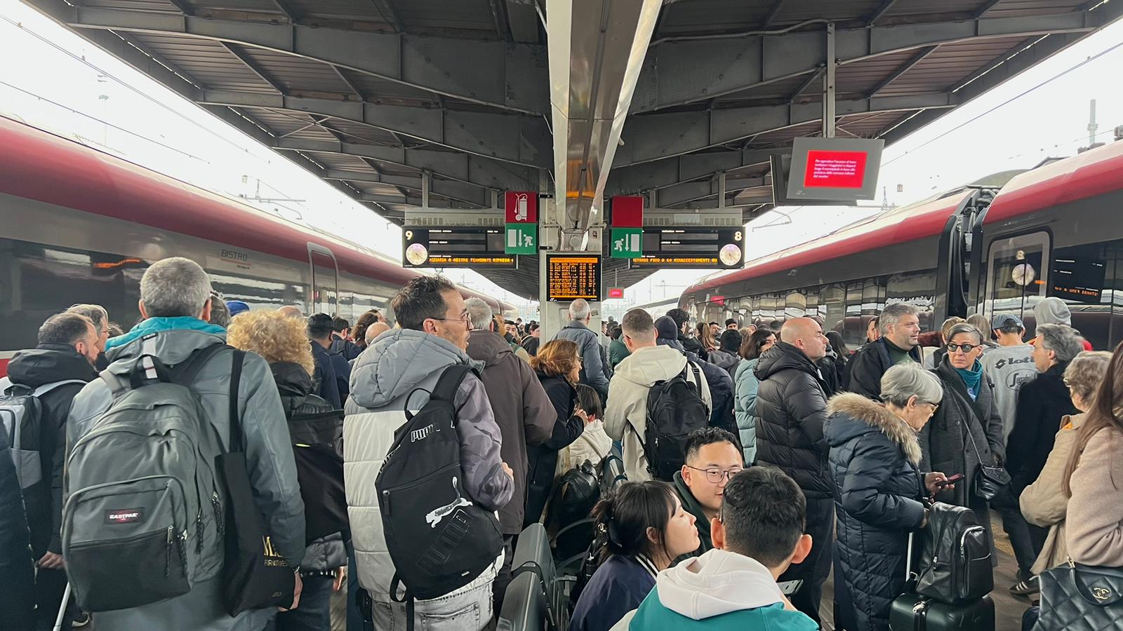 I viaggiatori in attesa dei treni alla stazione di Mestre. (Foto Facchini)