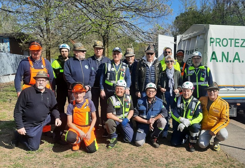 I volontari con l'assessora Stefania Zivelonghi.