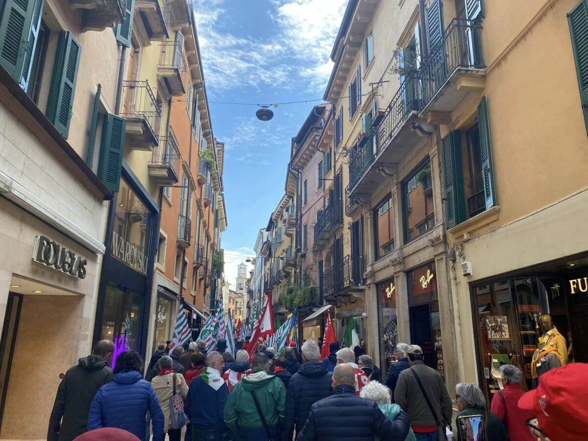 Il corteo in via Mazzini.