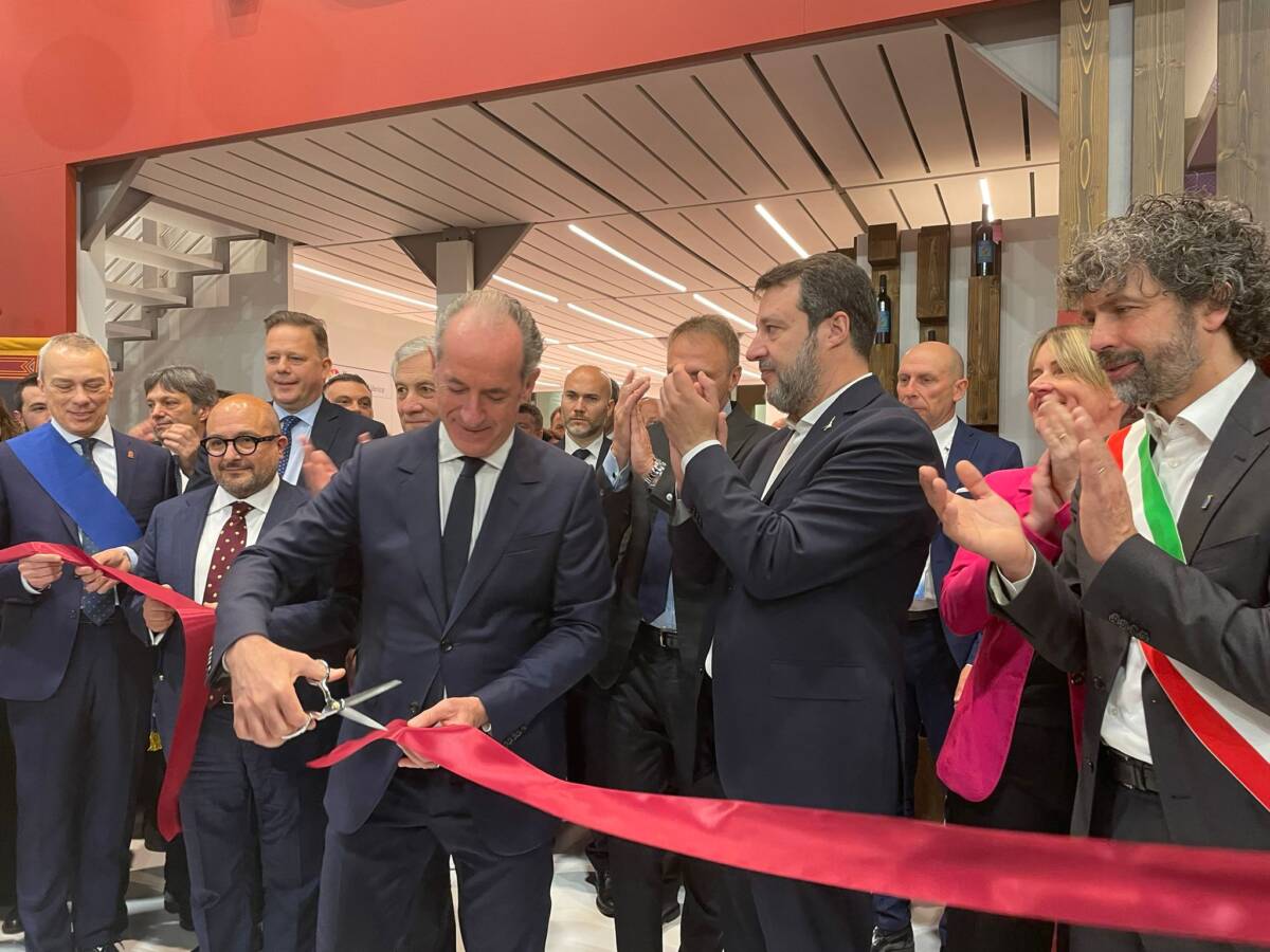 Zaia taglia il nastro dello stand della Regione Veneto.