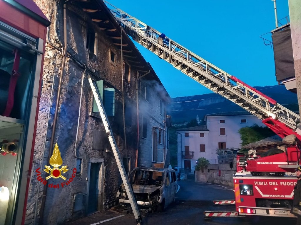 Incendio furgone Caprino Veronese (2)