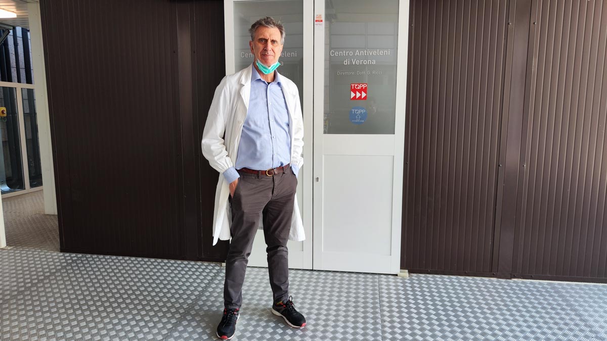 Il dott. Giorgio Ricci all'ingresso del Centro Antiveleni