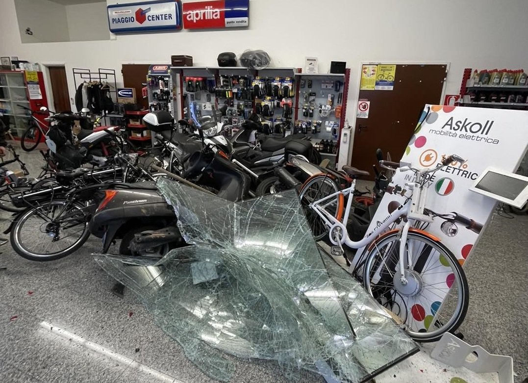 La vetrina sfondata all'interno del negozio.