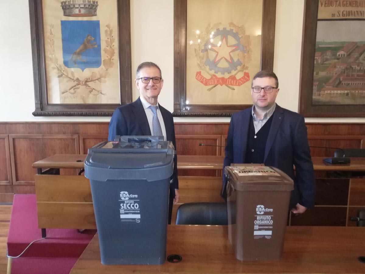 Sindaco Gastaldello e presidente Lorenzetti con contenitori Raldon Pozzo