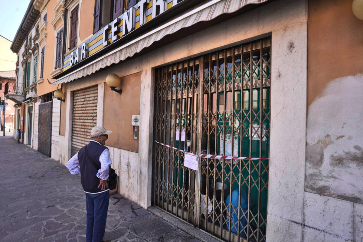 Incendio bar centrale isola della scala