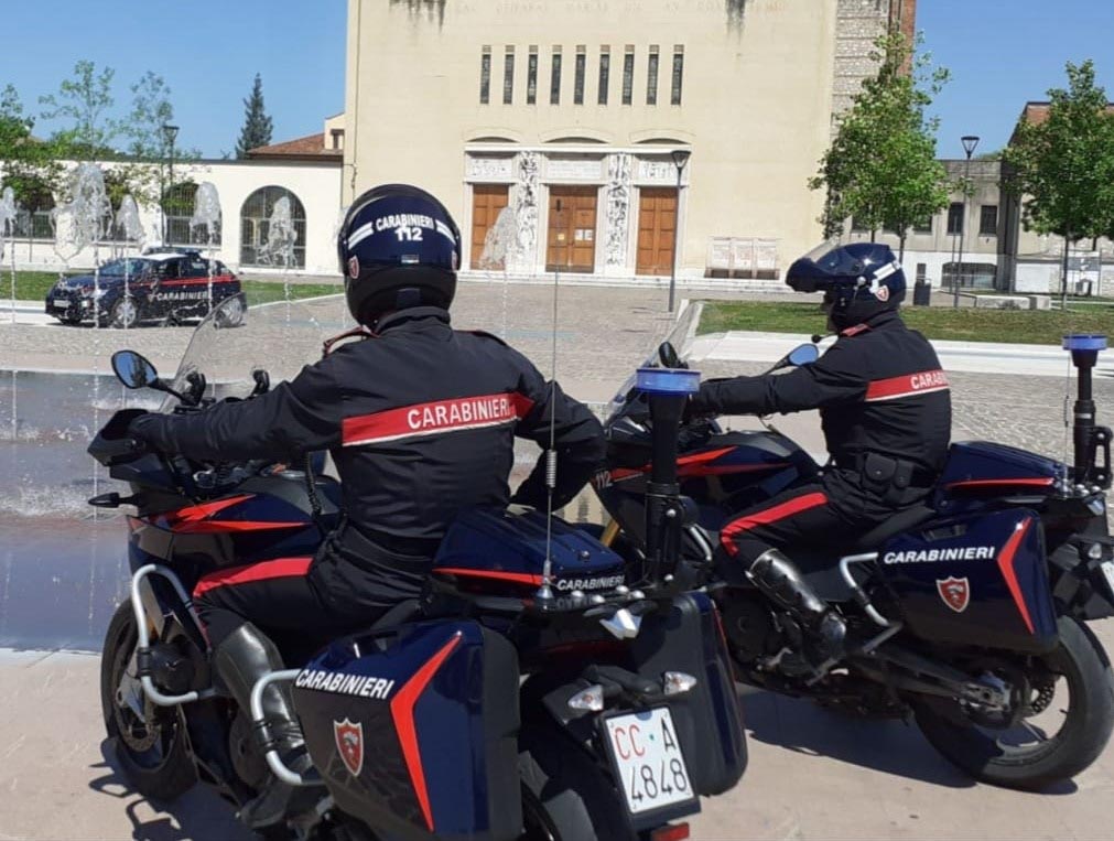 Carabinieri piazzale stazione