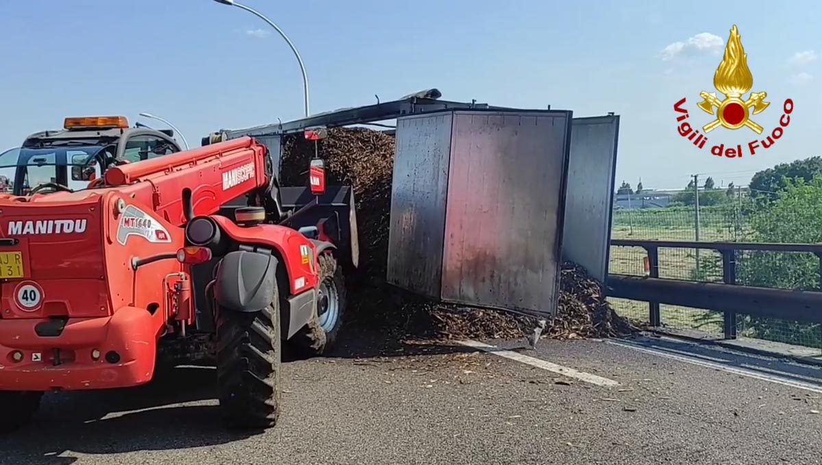 Incendio camion A22 - vigili del fuoco