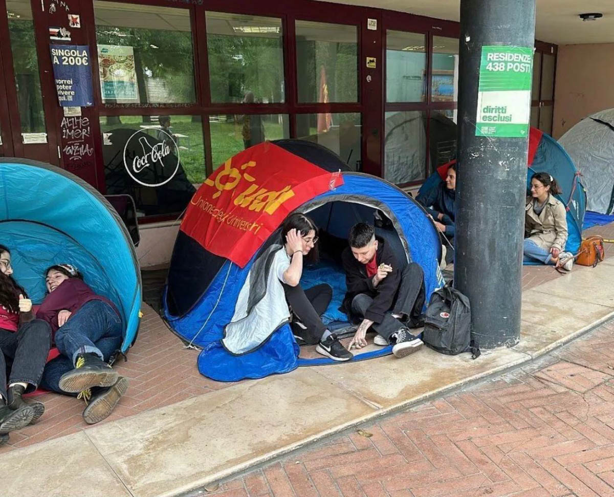 Studenti di Udu Verona accampati negli spazi del Polo Zanotto dell'Università di Verona