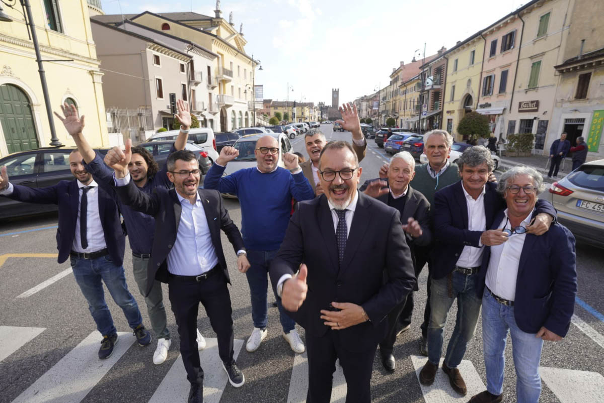 Roberto Dall'Oca festeggia la rielezione a Villafranca