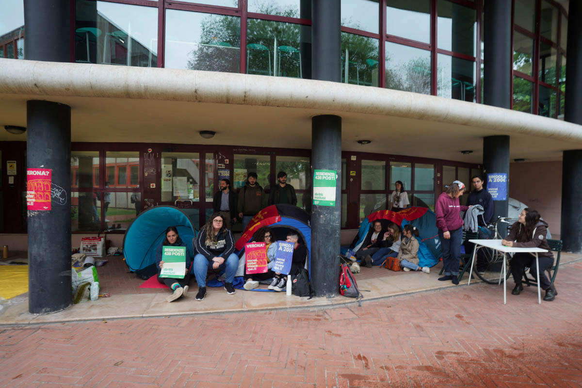 Studenti tenda contro caro affitti univr udu verona protesta alloggi studenti universitari