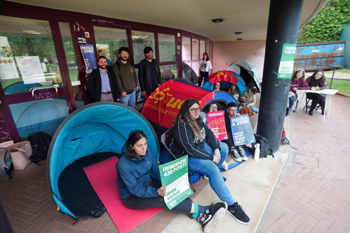 Studenti tenda contro caro affitti univr udu verona protesta alloggi studenti universitari