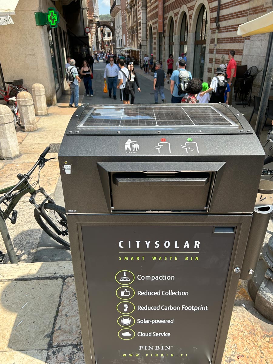 Uno dei cestini a energia solare, in piazza Erbe