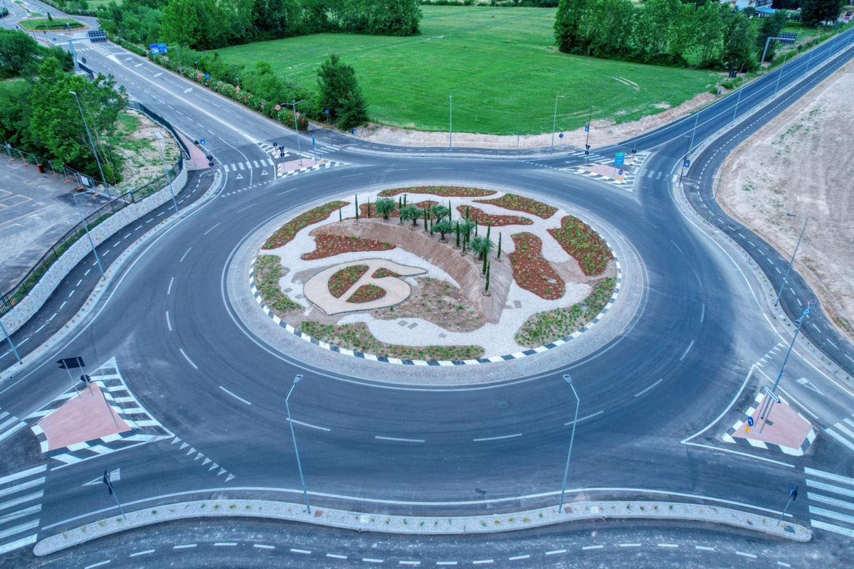 Ciclovia del Garda sulla SR 249 (Gardesana Orientale). Rotatoia verso Gardaland